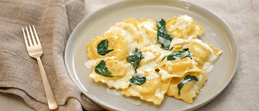 Lactose-Free Spinach and Ricotta Ravioli with Creamy Garlic Sauce